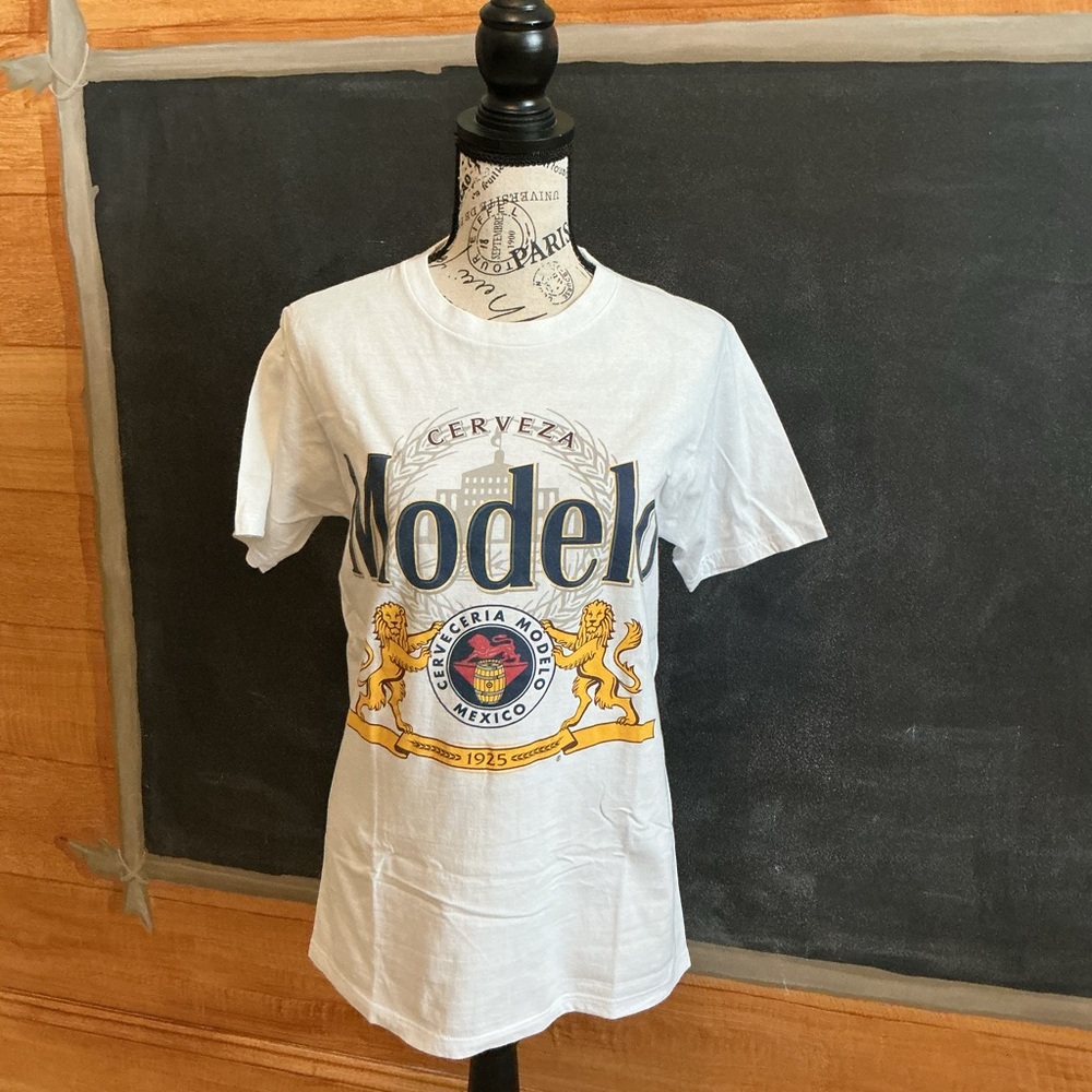 Modelo White Graphic T-Shirt size small perfect condition